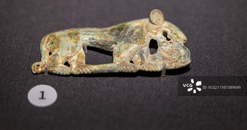 吐鲁番博物馆 春秋战国 吐鲁番艾丁湖潘坎儿出土 虎噬羊铜牌图片素材