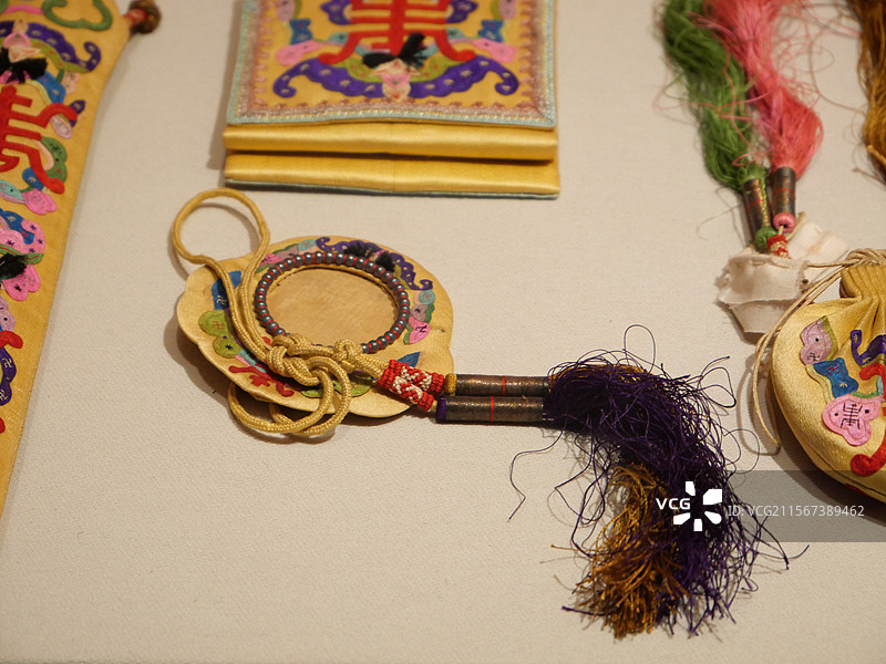 四川博物院藏黄缎钉彩绫福寿纹活计（荷包、褡裢、扇套等）图片素材