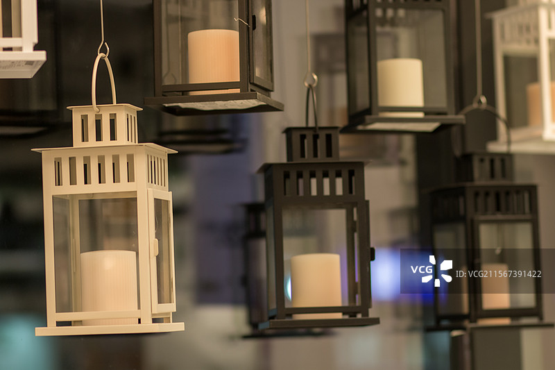 灯罩里的白色蜡烛图片素材