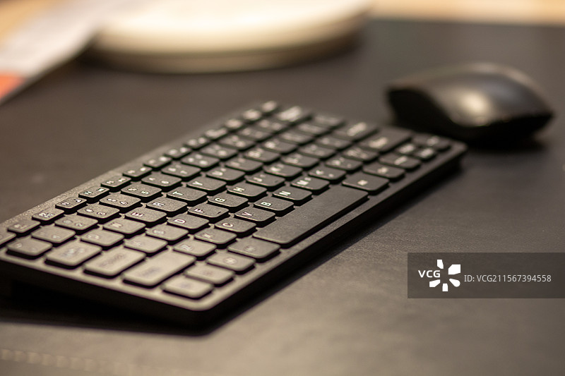 桌子上的计算机键盘和鼠标特写镜头图片素材