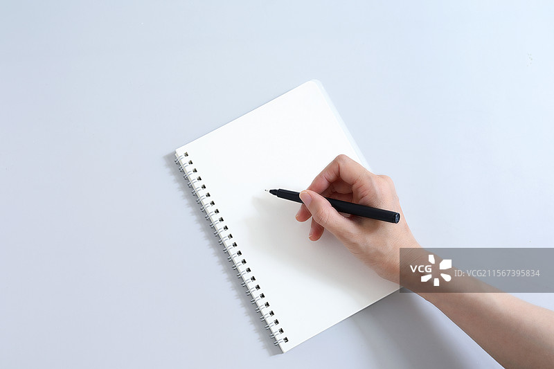 桌面上摆放着空白的本子和笔的背景图图片素材