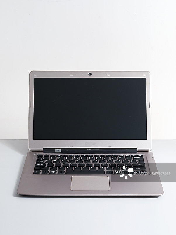 桌面上的一台商务职场笔记本电脑特写图片素材