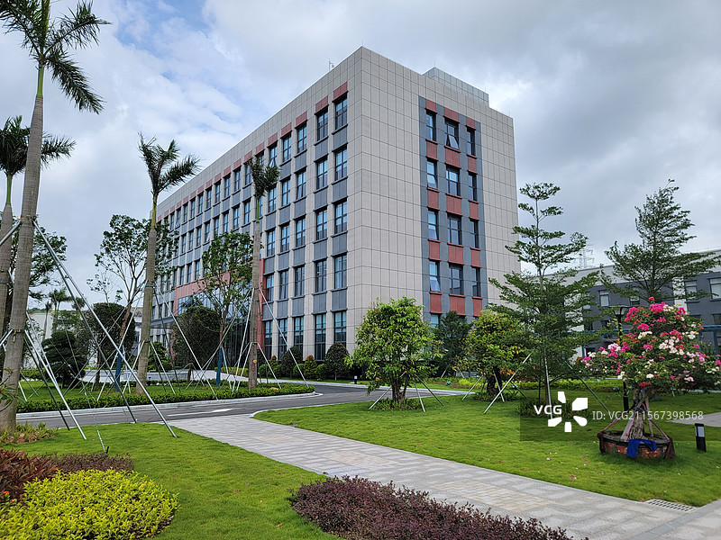 厂区里的办公大楼图片素材