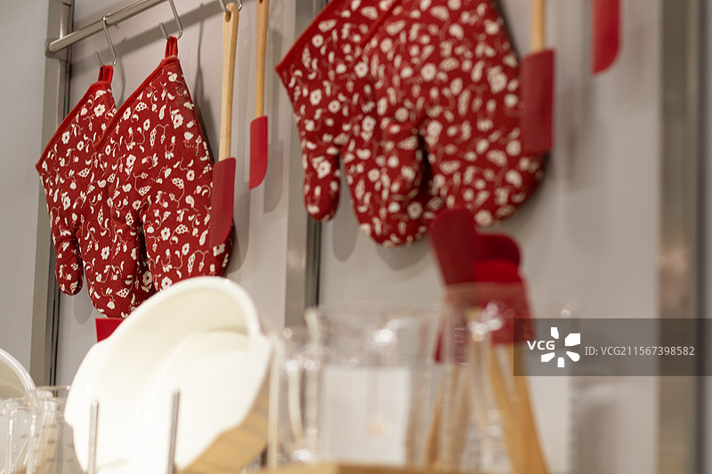 厨房墙上悬挂的红色棉布红手套图片素材