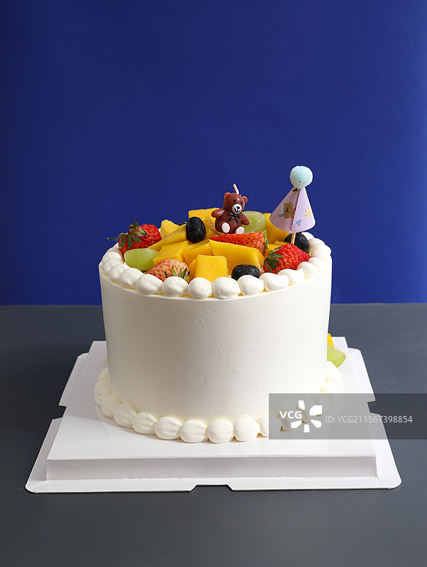 桌面上一个可爱的生日蛋糕图片素材