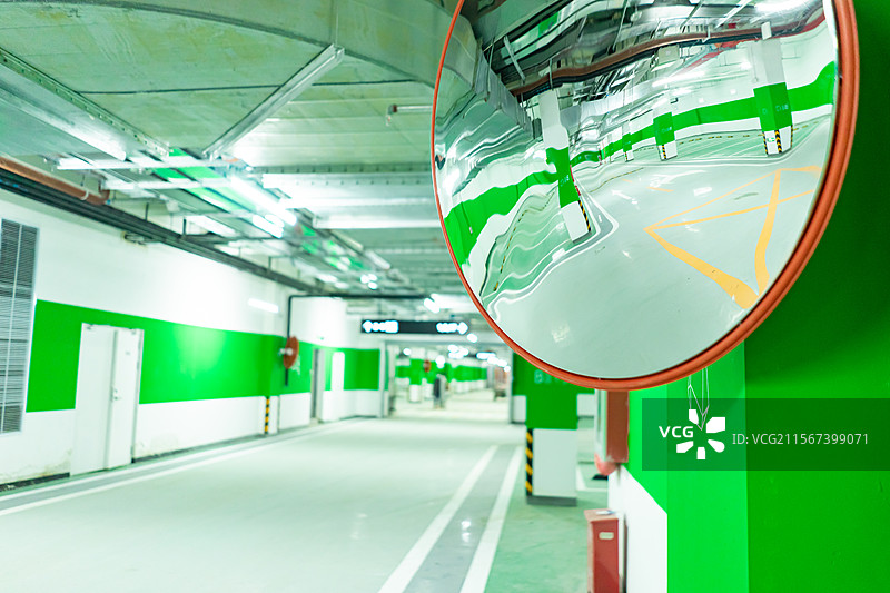中国城市交通拍摄主题，摩天大楼里明亮的地下停车场和圆形的反光镜，室内无人图像摄影图片素材