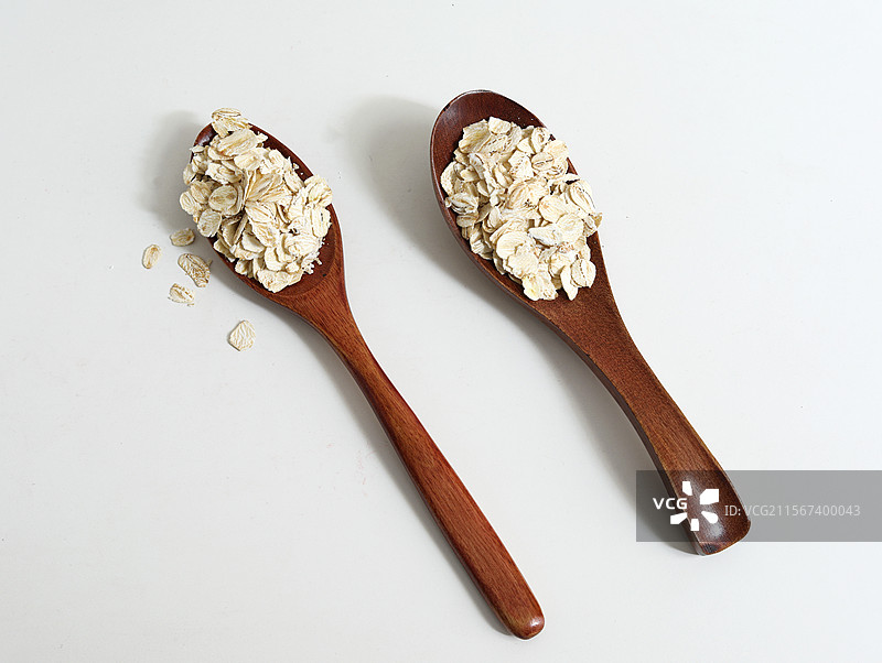 白色桌面上的健康谷物美食麦片图片素材