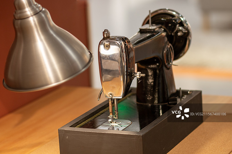 桌子上的传统缝纫机特写镜头图片素材