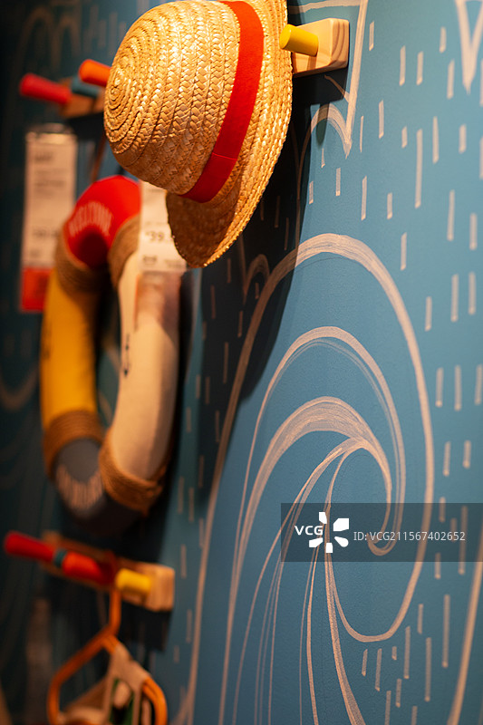 墙上悬挂的帽子和救生圈特写镜头图片素材