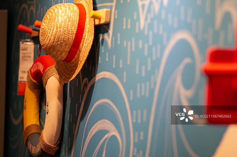 墙上悬挂的帽子和救生圈特写镜头图片素材