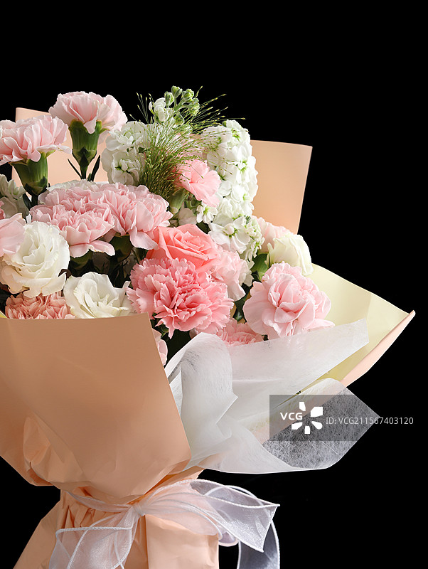 黑色背景上的一束鲜花图片素材