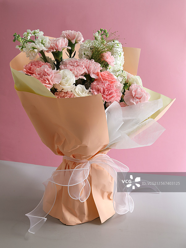 桌面上摆放着的一束浪漫鲜花花束图片素材