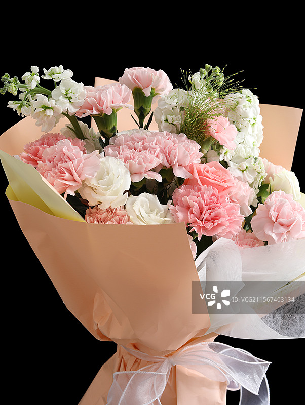 黑色背景上的一束鲜花图片素材