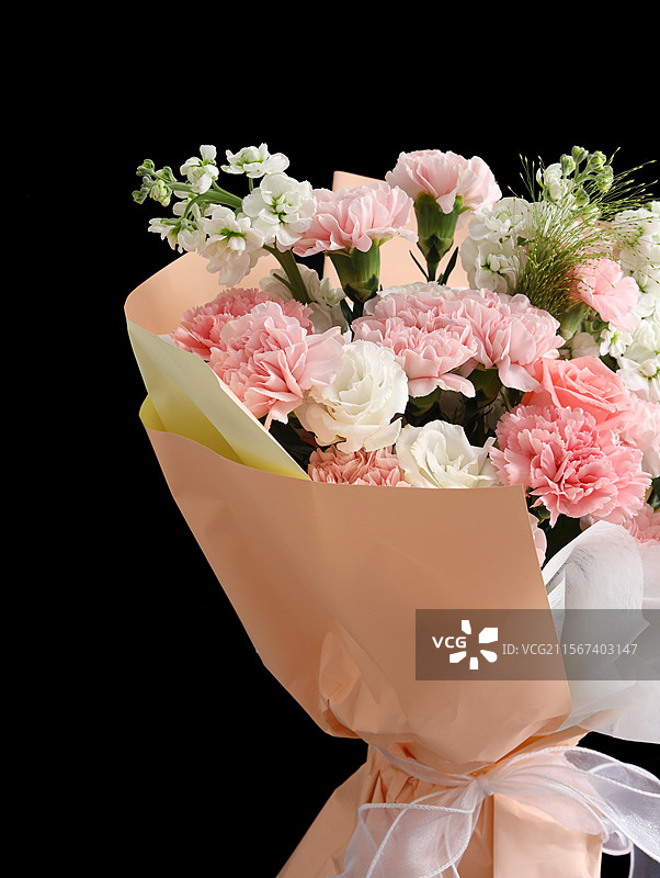 黑色背景上的一束鲜花图片素材