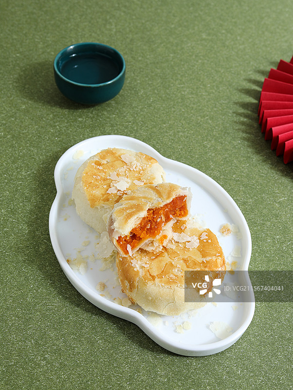 桌面上的中国传统节日中秋节美食月饼和茶图片素材