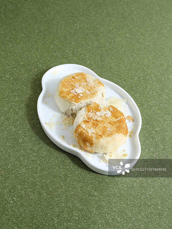 桌面盘子上的中国传统节日中秋节美食月饼图片素材