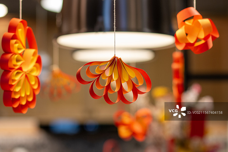 室内悬挂的中国传统黄色剪纸艺术品图片素材