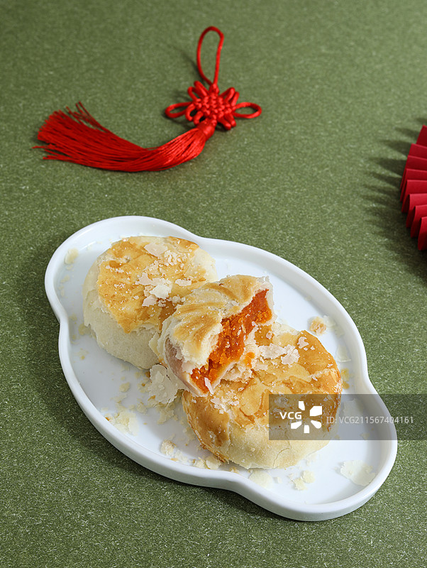 桌面盘子上的中国传统节日中秋节美食月饼图片素材