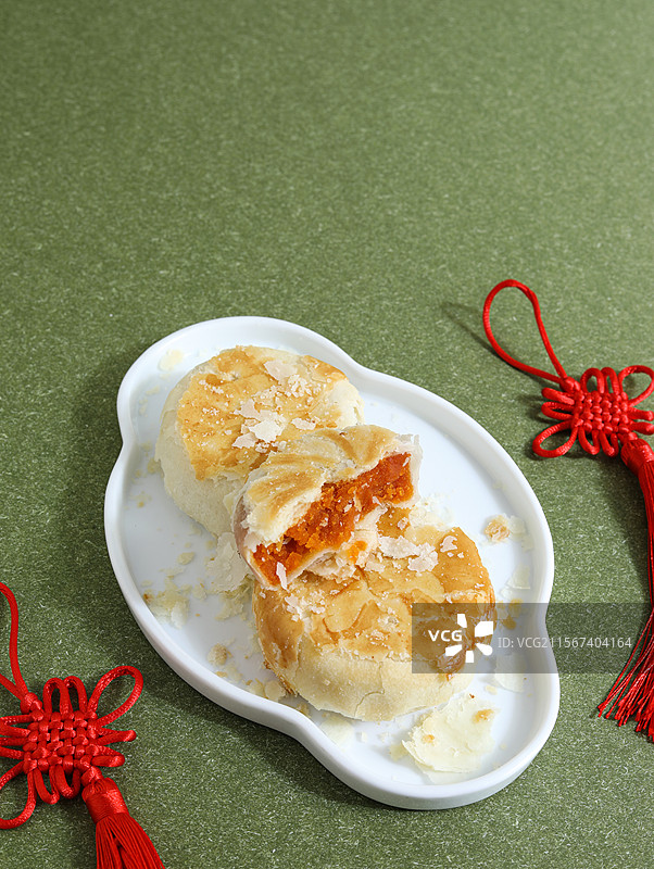桌面盘子上的中国传统节日中秋节美食月饼图片素材