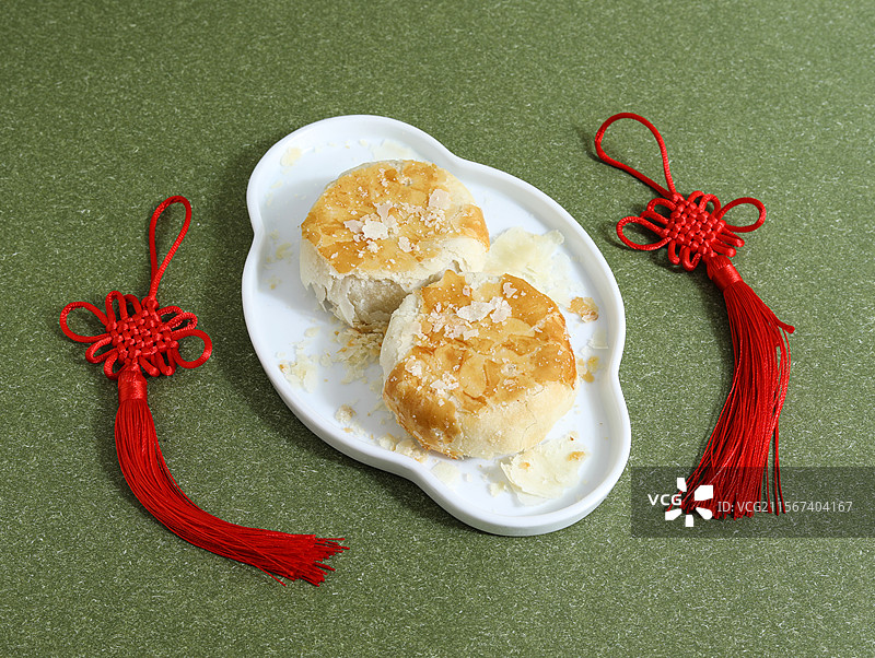 桌面盘子上的中国传统节日中秋节美食月饼图片素材