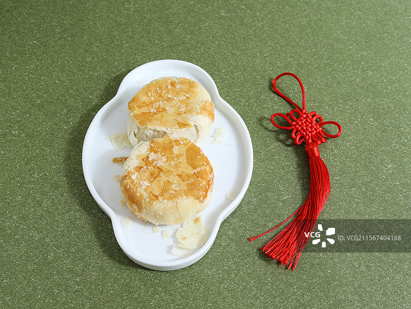 桌面盘子上的中国传统节日中秋节美食月饼图片素材