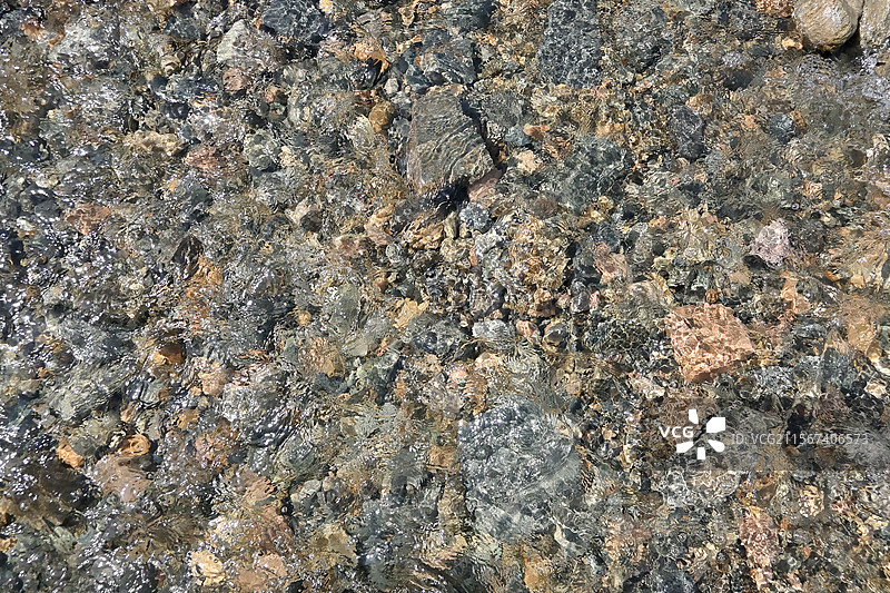 清凉清澈的河石与小河流水图片素材