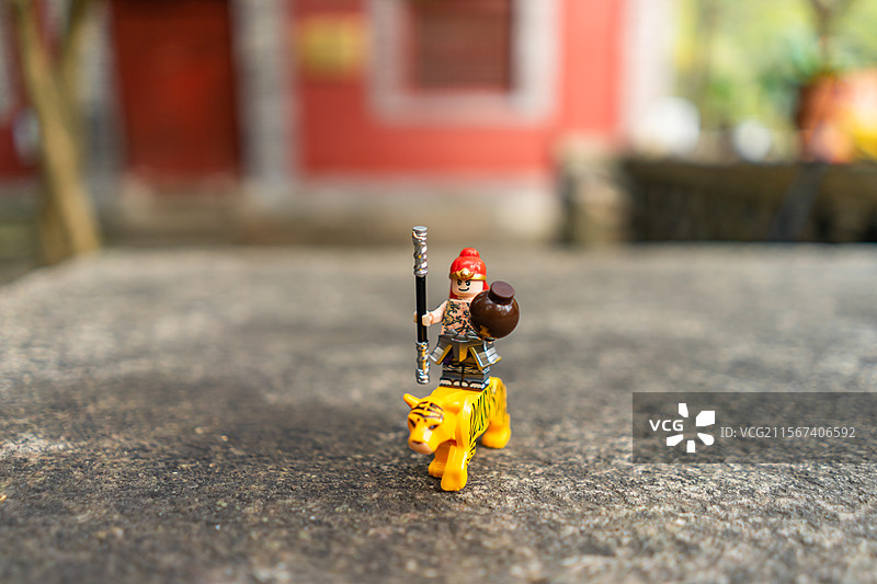 中国儿童娱乐玩具拍摄主题，一个武松打虎的乐高积木玩具，户外白昼无人图像摄影图片素材