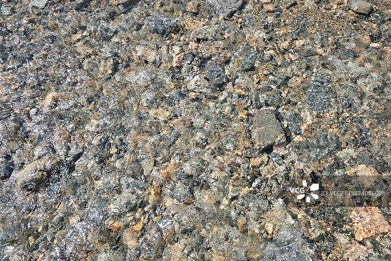 清凉清澈的河石与小河流水图片素材