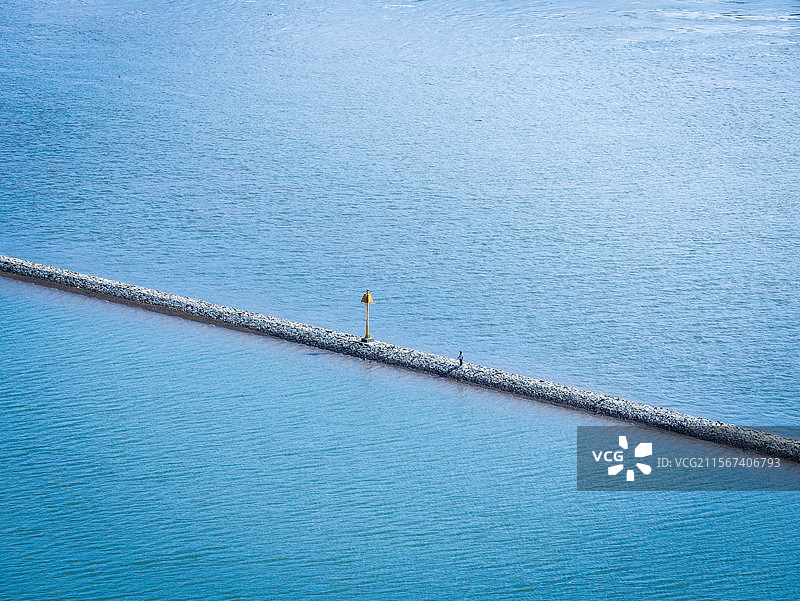 水面上的钓鱼者图片素材