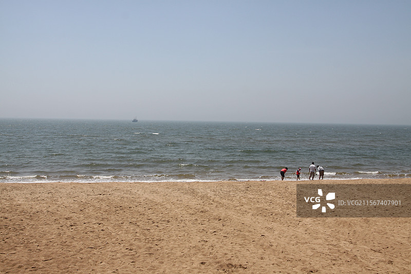 海滩上的人们图片素材