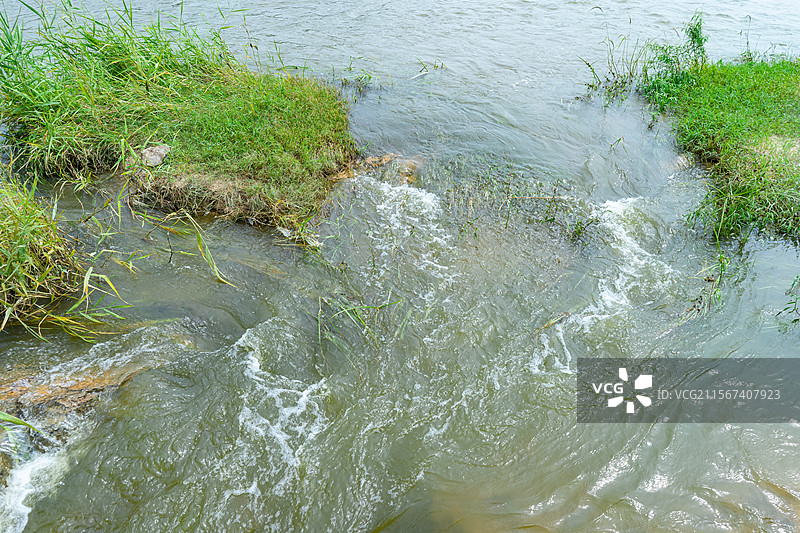 中国自然风光拍摄主题，雨季汛期奔腾汹涌的河流和瀑布，白色的泡沫，户外白昼无人图像摄影图片素材