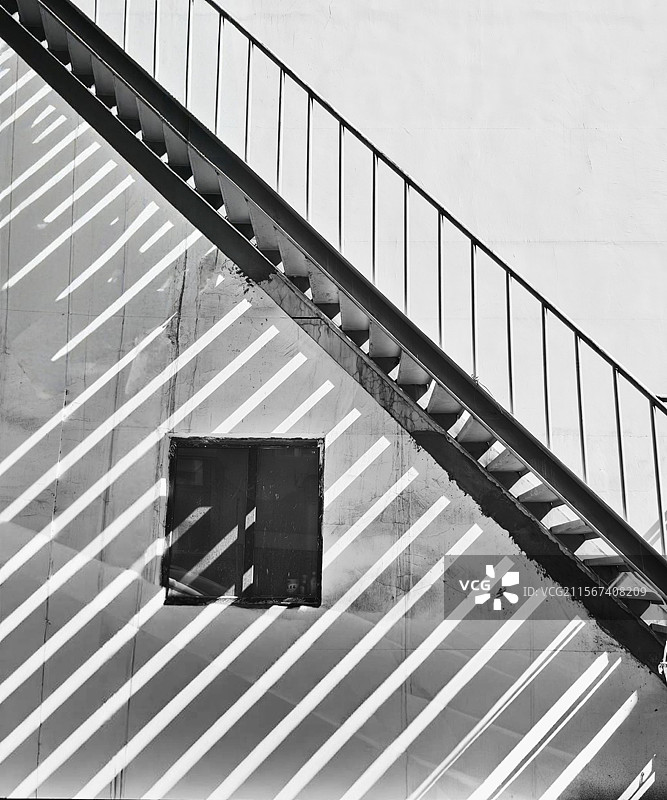 光影里的楼梯与小窗图片素材