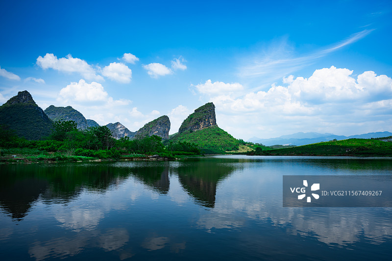 蓝天下的湖光山色图片素材