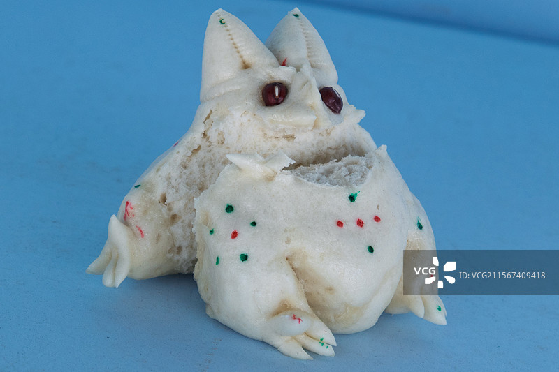 山西晋城农村过春节蒸的送给未成年儿童的面塑--花馍图片素材