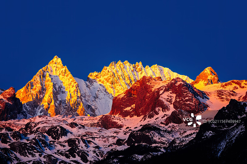 金色玉龙雪山图片素材