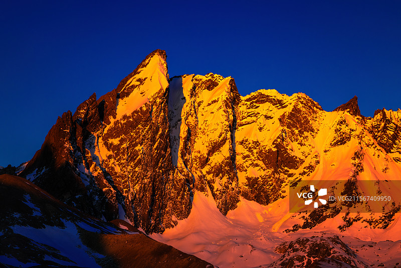 金色玉龙雪山图片素材