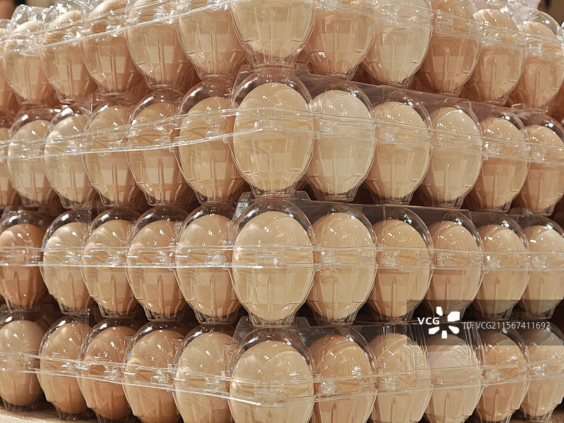 正在货架上售卖的新鲜鸡蛋图片素材