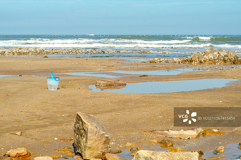 大海和沙滩上的水桶图片素材