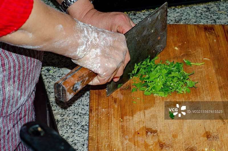 在案板上切香菜图片素材
