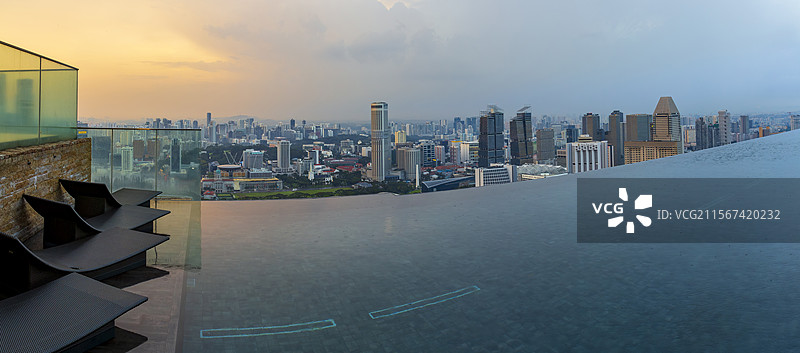 新加坡金沙酒店顶楼无边泳池和城市天际线图片素材
