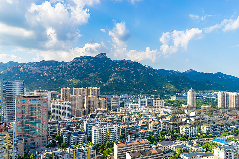 中国城市市风光拍摄主题，山东省泰安市泰山区，傲徕峰山脉和天空的乌云和城市居住区，户外白昼无人图像摄影图片素材