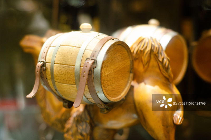 骆驼背上的酒桶图片素材