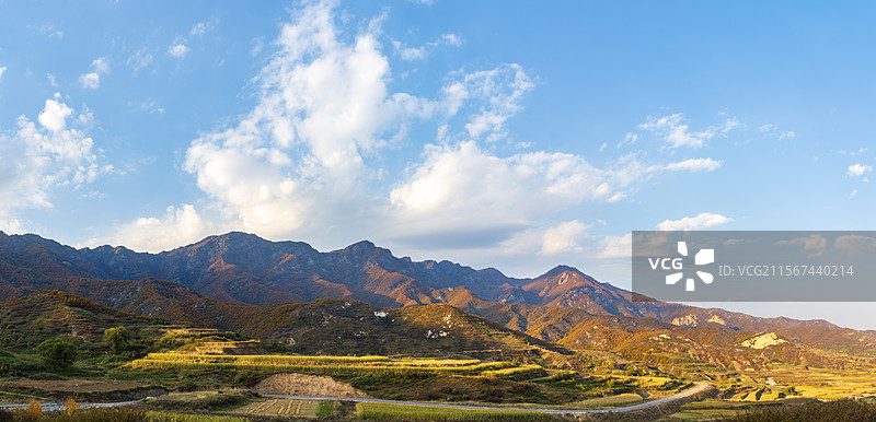 山西吕梁岚县白龙山风景区和黄土高原植被秋色图片素材