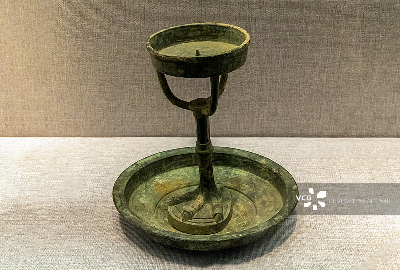 河南省洛阳博物馆“河洛文明展”：铜雁足灯（东汉，洛阳偃师高龙乡石牛沟村出土，洛阳博物馆藏）图片素材
