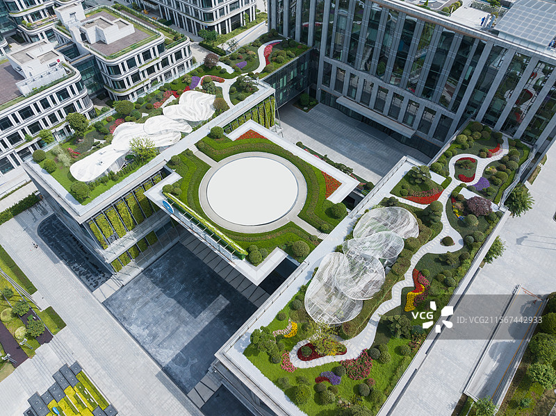 成都科学城现代办公大楼屋顶园林景观图片素材