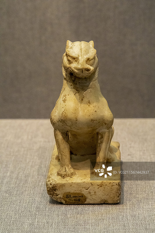 河南省洛阳博物馆“河洛文明展”：狮形白石镇（北魏，洛阳博物馆藏）图片素材