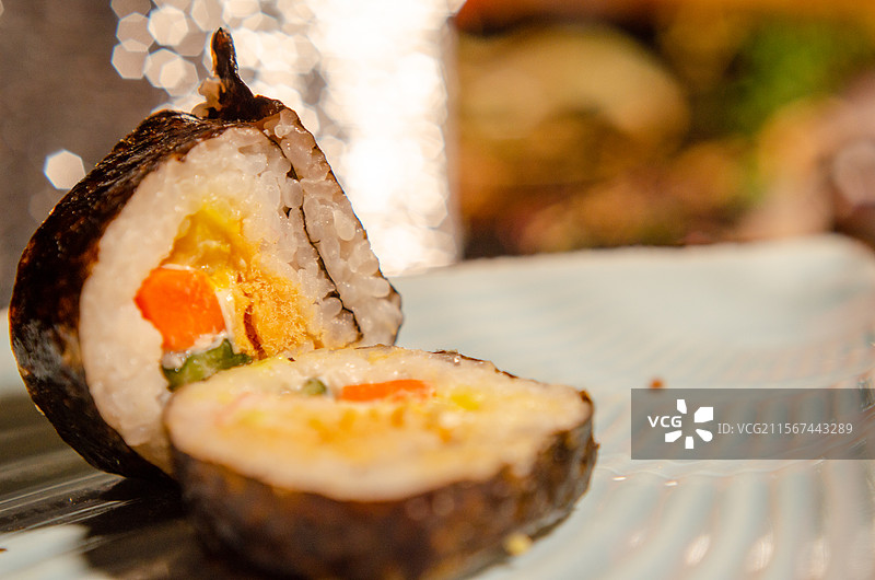 日料店内餐盘上的寿司特写图片素材