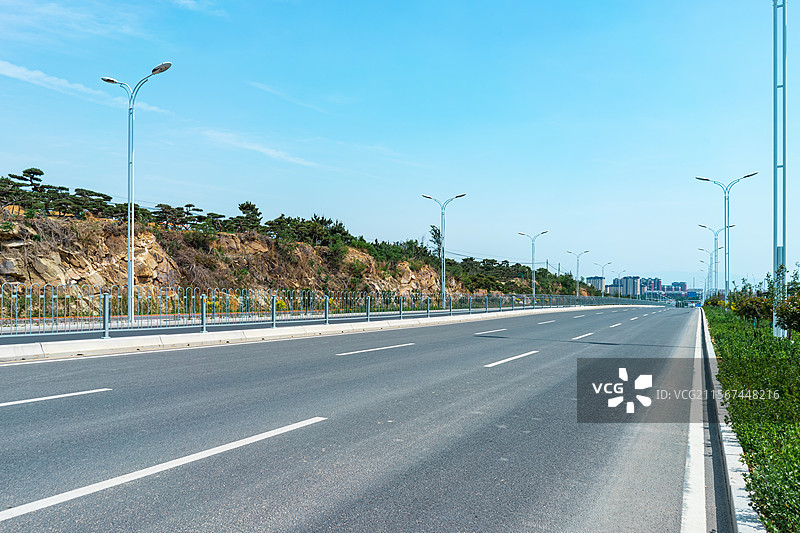 中国城市交通拍摄主题，郊区的山脉和沥青柏油路马路和人行道，户外白昼无人图像摄影图片素材