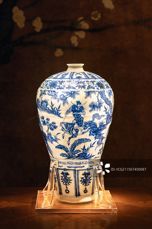 南京市博物馆 镇馆之宝 元末明初 青花萧何月下追韩信图梅瓶 南京江宁将军山 明洪武二十五年沐英墓出土图片素材