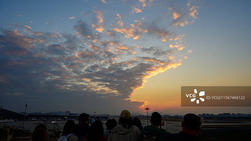 厦门高崎机场黄昏晚霞暮色人群剪影｜橙霞云天与机场轮廓的观景纪实图片素材